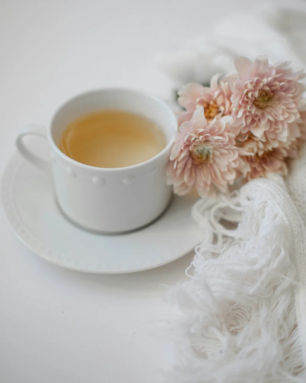 Momento de bienestar con té y flores
